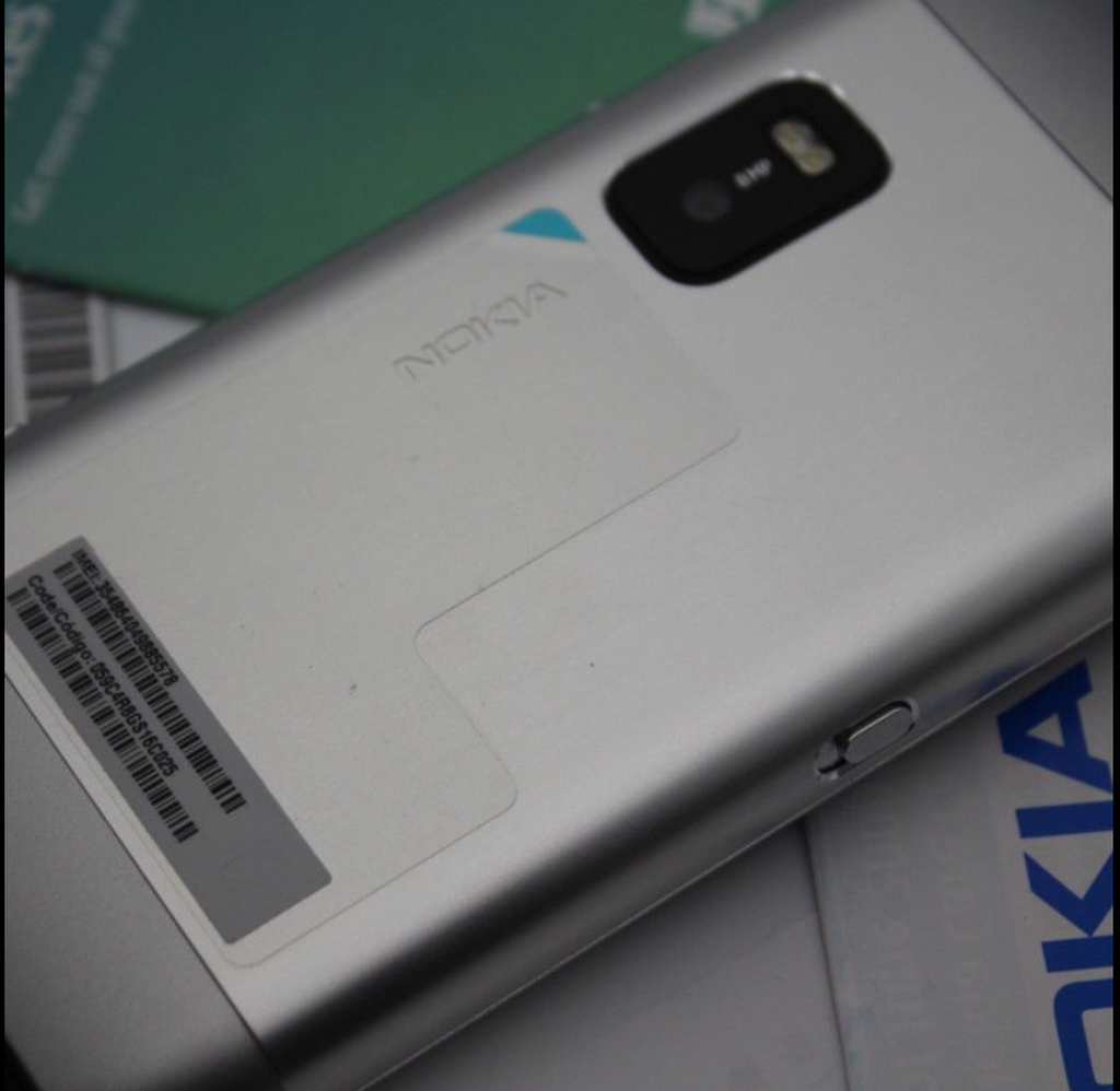 Nokia E7-00 — Symbian^3 Retro Smartphone