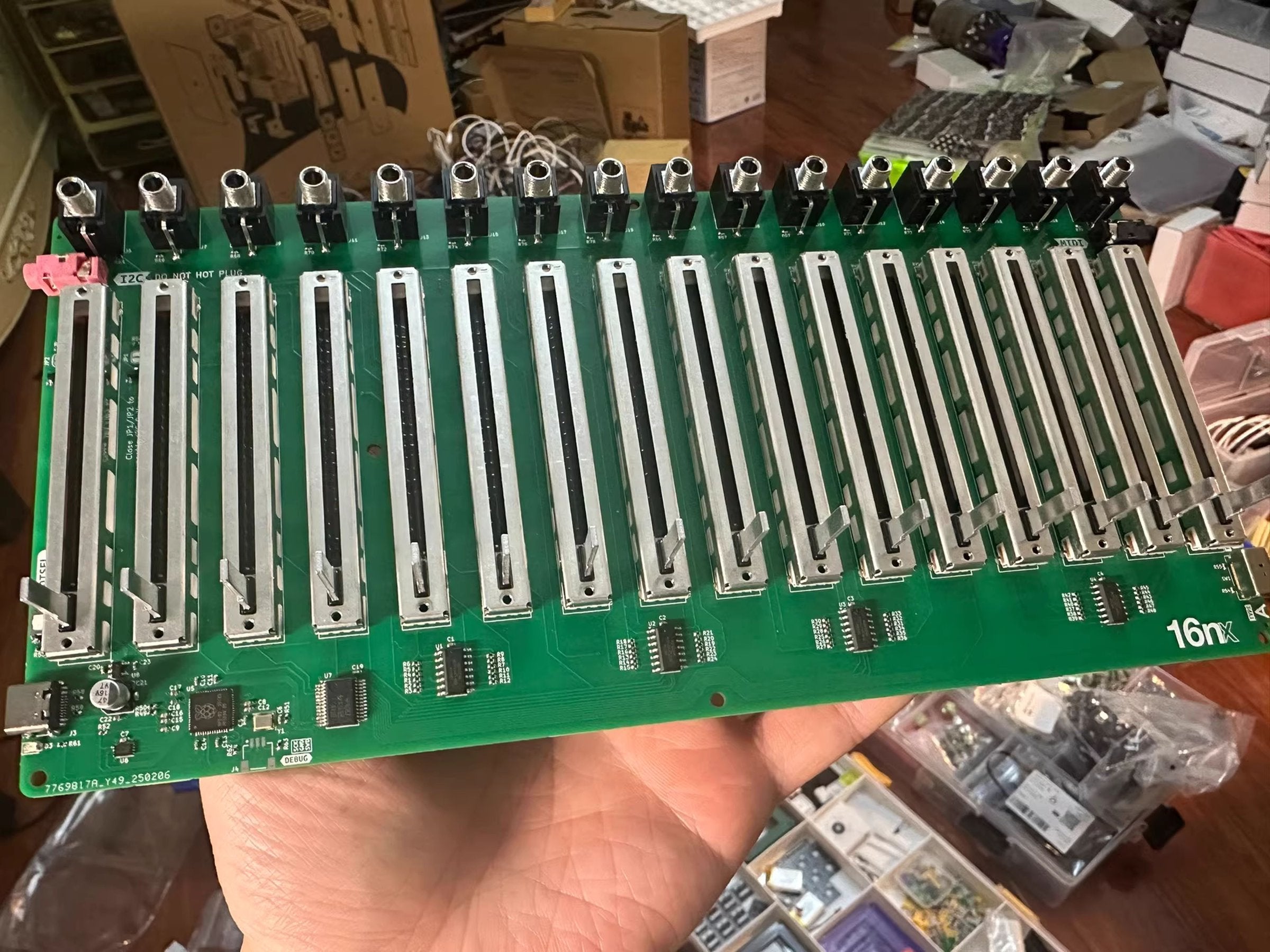Monome 16nx Faderbank Controller
